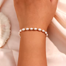 Load image into Gallery viewer, Adjustable Pearl &amp; gold bracelet
